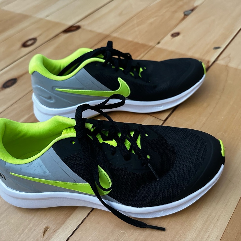 NEVER-WORN Nike Sneakers size 6Y
